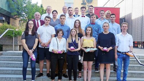 Das berufliche Schulzentrum Kronach zeichnete seine besten Schüler aus. Das Bild zeigt sie mit Vertretern der Schulleitung sowie Ehrengästen. Foto: Heike Schülein