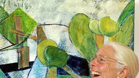 Karin Sch&ouml;ntag aus Kronach vor ihrem Gem&auml;lde "Park" (Acryl auf Leinwand) Fotos: Nicole Walther