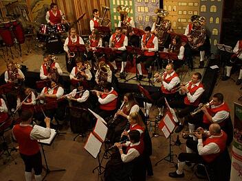 Die Jugendblaskapelle Großwenkheim spielte das Weihnachtskonzert im Abteigebäude in Maria Bildhausen.  Foto: Anton Then