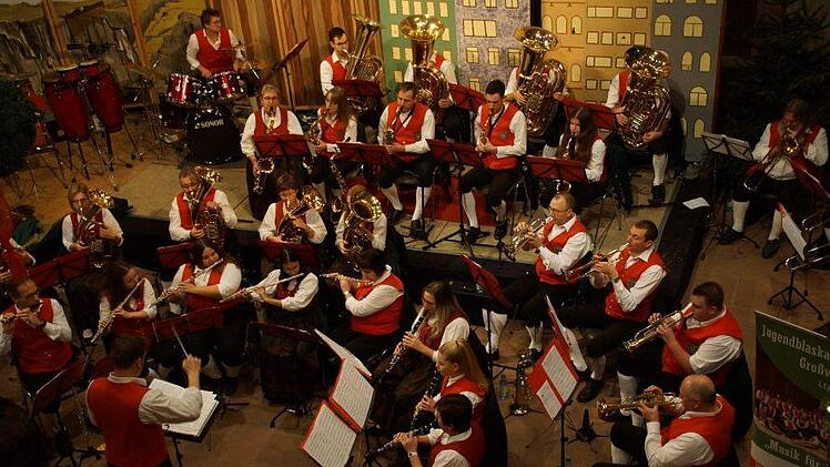 Die Jugendblaskapelle Großwenkheim spielte das Weihnachtskonzert im Abteigebäude in Maria Bildhausen.  Foto: Anton Then