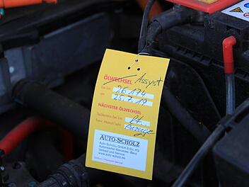 Neue Zeiten, alte Zettel: Einen Ölwechsel braucht ein Elektroauto nicht mehr, aber trotzdem muss es gewartet werden. Doch dies ist weniger aufwändig als bei einem Wagen mit Verbrenner. Fotos: Tobias Kindermann