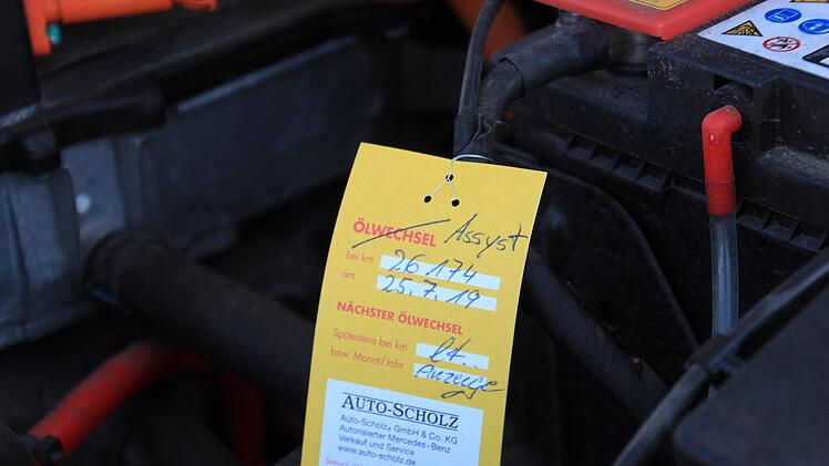 Neue Zeiten, alte Zettel: Einen Ölwechsel braucht ein Elektroauto nicht mehr, aber trotzdem muss es gewartet werden. Doch dies ist weniger aufwändig als bei einem Wagen mit Verbrenner. Fotos: Tobias Kindermann