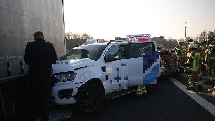 Zwei Autos fahren auf Lastwagen auf: Drei Personen verletzt im Krankenhaus