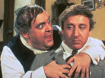 Szene aus Mel Brooks gro&szlig;artiger Satire "Fr&uuml;hling f&uuml;r Hitler": Der gerissene Broadway-Produzent Max Bialystock (Zero Mostel, links) versucht den harmlosen Buchpr&uuml;fer Leo Bloom (Gene Wilder) zu einem gemeinsamen Gesch&auml;ft zu &uuml;berreden.