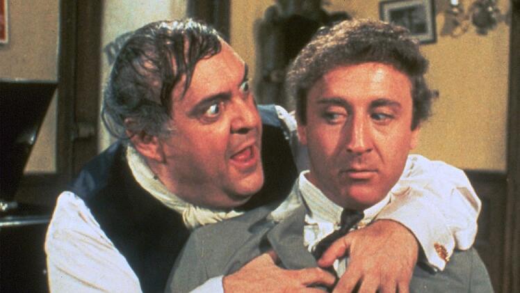 Szene aus Mel Brooks gro&szlig;artiger Satire "Fr&uuml;hling f&uuml;r Hitler": Der gerissene Broadway-Produzent Max Bialystock (Zero Mostel, links) versucht den harmlosen Buchpr&uuml;fer Leo Bloom (Gene Wilder) zu einem gemeinsamen Gesch&auml;ft zu &uuml;berreden.