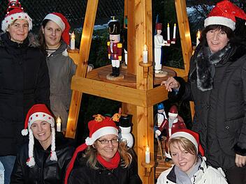 Das Team von Pro Schule, von links Uta Franzisky (Besitzerin der Weihnachtspyramide), Corina Lengenfelder, Petra Willaczek, Elke Seeler, Katrin Allmendinger und Heike Reinersmann Foto: p