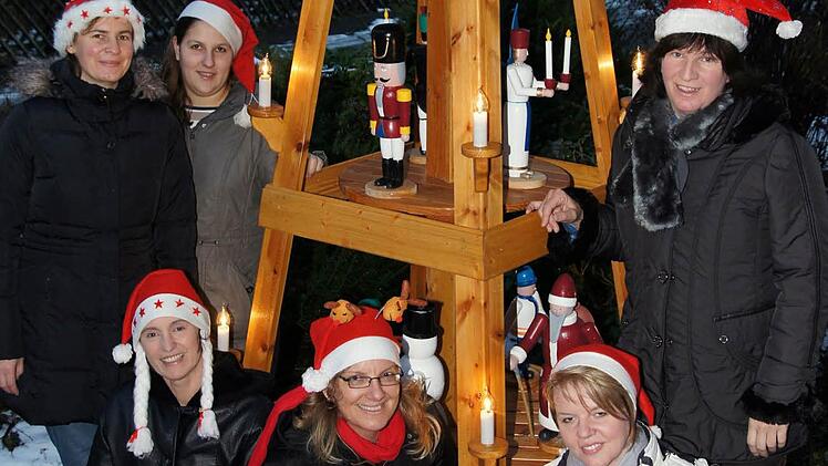 Das Team von Pro Schule, von links Uta Franzisky (Besitzerin der Weihnachtspyramide), Corina Lengenfelder, Petra Willaczek, Elke Seeler, Katrin Allmendinger und Heike Reinersmann Foto: p