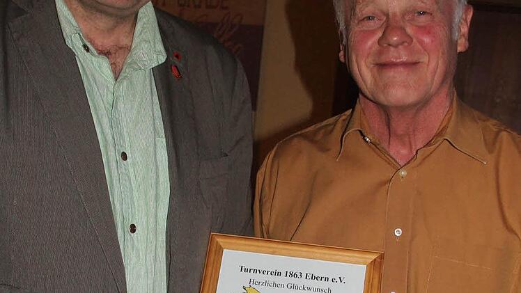 Eine Urkunde gab's zur Bürgermeisterwahl für Jürgen Hennemann von Karl-Heinz Krebs.