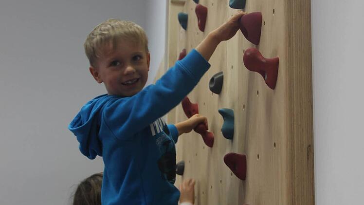 In der Turnhalle wird gespielt, getobt und geklettert. Hugo ist schon richtig geübt. Foto: Katharina Müller-Sanke