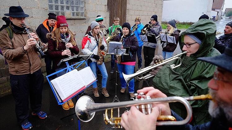 Egal ob Regen oder Schnee, zum Jahreswechsel wird aufgespielt - und zwar im ganzen Dorf. Die Untererthaler Musikanten ziehen beim Silvesterblasen mit ihren Instrumenten durch die Straßen. Foto: Gerd Schaar