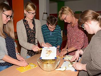 Gemeinsam kochen (von links) Betreuerin Lena Küfner, Einrichtungsleiterin Melanie Höreth, Nico Kaßel, Betreuerin Christine Höreth und Franzi Sack. Foto: Dagmar Besand