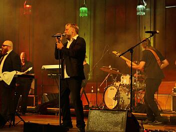 "Sixtyfive Cadillac" mit den beiden Frontmännern Martin Connell und Heiko Ebeling rockten am Samstag den Regentenbau. Foto: Werner Vogel