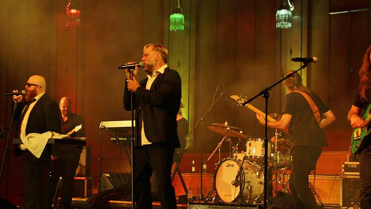 "Sixtyfive Cadillac" mit den beiden Frontmännern Martin Connell und Heiko Ebeling rockten am Samstag den Regentenbau. Foto: Werner Vogel