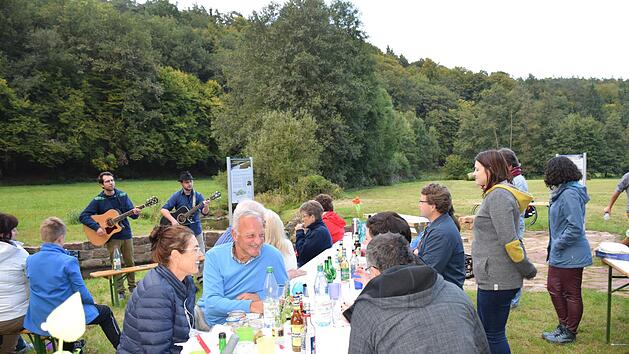 Neuer Treffpunkt an der Aschach: Zum gemeinsamen Picknick trafen sich B&uuml;rgerinnen und B&uuml;rger am restaurierten Wiesenwehr.Julia R&ouml;sch