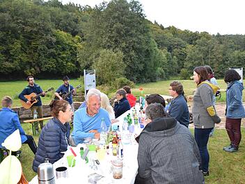 Neuer Treffpunkt an der Aschach: Zum gemeinsamen Picknick trafen sich Bürgerinnen und Bürger am restaurierten Wiesenwehr.Julia Rösch