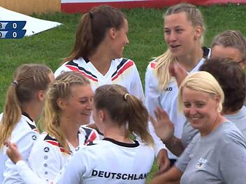 Silke Eber (vorne rechts) beglückwünscht ihre Spielerinnen zum WM-Titel.