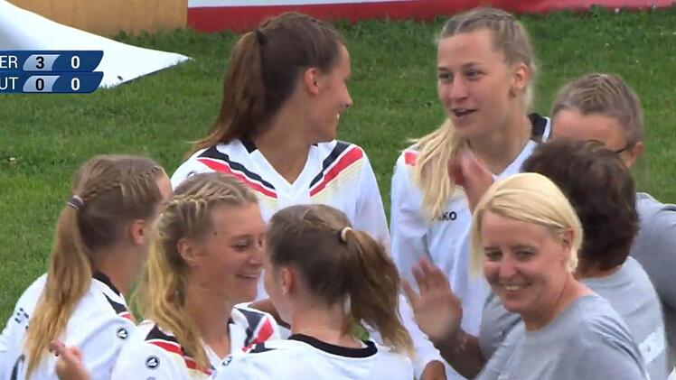 Silke Eber (vorne rechts) beglückwünscht ihre Spielerinnen zum WM-Titel.