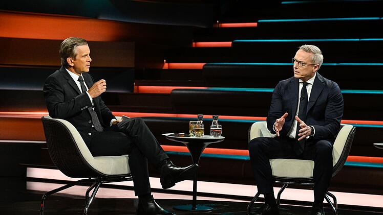 "Selbstverst&auml;ndlich ist die Situation au&szlig;erordentlich kritisch gewesen", r&auml;umte Karsten Wildberger (r.) im Gespr&auml;ch mit Markus Lanz ein.