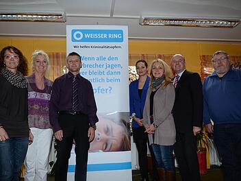 Von links: Marion Weidner, Brigitte Boran, Andreas Fischer, Johanna Sparrer, Kathrin Maué, Hartmut Koschyk und Heinz Petri.  Foto: Munzert