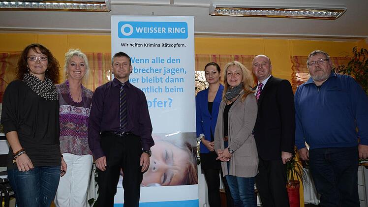 Von links: Marion Weidner, Brigitte Boran, Andreas Fischer, Johanna Sparrer, Kathrin Maué, Hartmut Koschyk und Heinz Petri.  Foto: Munzert