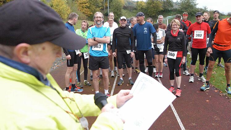 Am Start: Mit Moderator Manfred Gößmann-Schmitt.