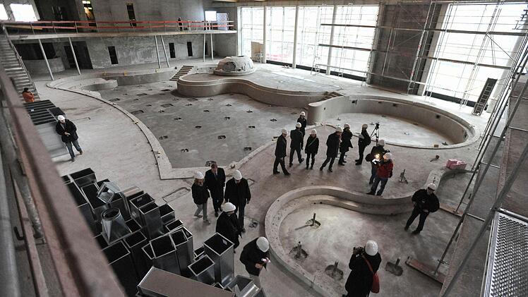 Der Neubau des Bambados stand unter hohem Zeitdruck. Noch im Juli 2011 sah es im Schwimmbad nach einer Baustelle aus.  Foto: Ronald Rinklef