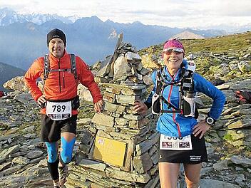 Volker Fritsche aus Lichtenfels und Stephanie Lieb aus Unterlauter stellen sich am Col de la Crosatie zum gemeinsamen Foto.  Foto: Fritsche