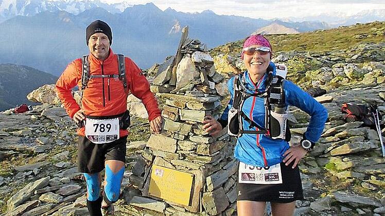 Volker Fritsche aus Lichtenfels und Stephanie Lieb aus Unterlauter stellen sich am Col de la Crosatie zum gemeinsamen Foto.  Foto: Fritsche