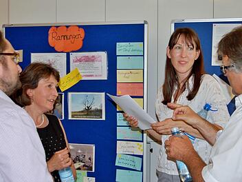 Über ihr Projekt "Hand in Hand" diskutierten die Rannunger Gemeinderäte Sybille Büttner (2. von links) und Harald Klopf (rechts) bei dem Treffen "Viel Land - viel Ehr?" mit Gästen. Fotos: Sigismund von Dobschütz