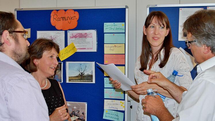 Über ihr Projekt "Hand in Hand" diskutierten die Rannunger Gemeinderäte Sybille Büttner (2. von links) und Harald Klopf (rechts) bei dem Treffen "Viel Land - viel Ehr?" mit Gästen. Fotos: Sigismund von Dobschütz