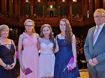 Drei bestanden an der Bad Kissinger Realschule mit der Note 1,17: Schuldirektor Andreas Elsässer und Elternbeiratsvorsitzende Nicole Weingärtner gratulierten den drei Jahrgangsbesten (von links) Denise Röschel, Alicia Stahl und Annabell Zink. Foto: Sigismund von Dobschütz