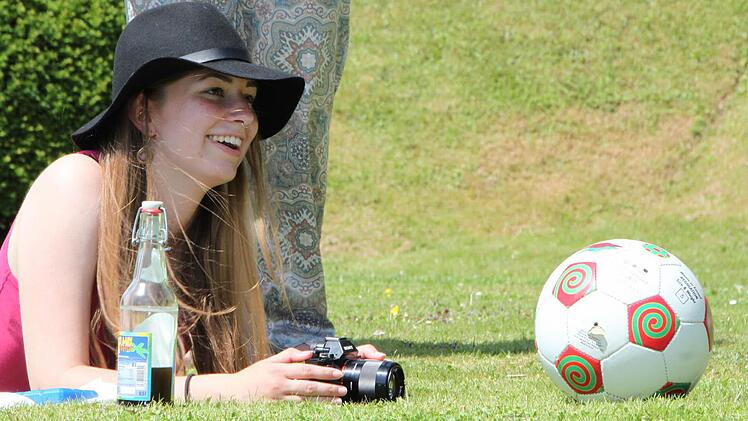 Christina Schemm an Kamera B: Gefilmt wird mit einfachen Mitteln, hier eine klassischen Fotokamera, die aber kinotaugliche Qualität liefert. Foto: Ulrike Müller