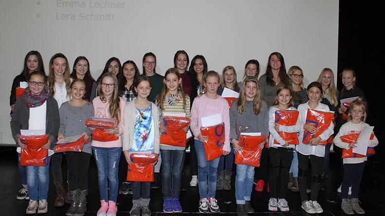 Aus Sand kommen diese erfolgreichen Gardet&auml;nzerinnen und Ger&auml;teturnerinnen.  Fotos: Christiane Reuther