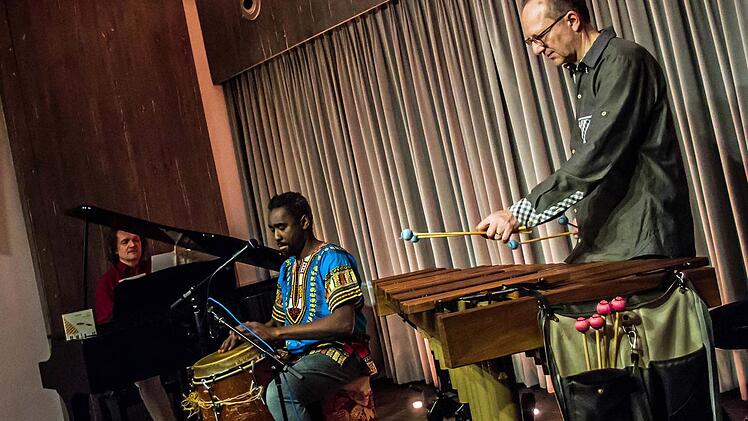 Daktarimba begeisterte in Coburg (von links): Walter Lang, Njamy Sitson und Wolfgang Lackerschmid. Foto: Jochen Berger