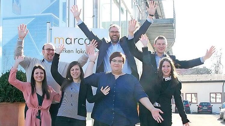 Die neuen Mitarbeiterinnen Monika Soutschek, Anna Freter, Rosmarie M&uuml;ller, Eva Steppert (von links) mit Teamleiter Werbeberatung, Sebastian Bauer, Gesch&auml;ftsf&uuml;hrer Christian Schwarzenberger, Matthias M&uuml;ller, Teamleiter/Ausbilder im Projektmanagment (hinten, von links) Foto: pr