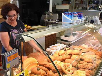 Oksana Loos hinter der Brötchen-Theke des Laderer Dorfladens in Unterleinleiter. Foto: Christoph Wiedemann
