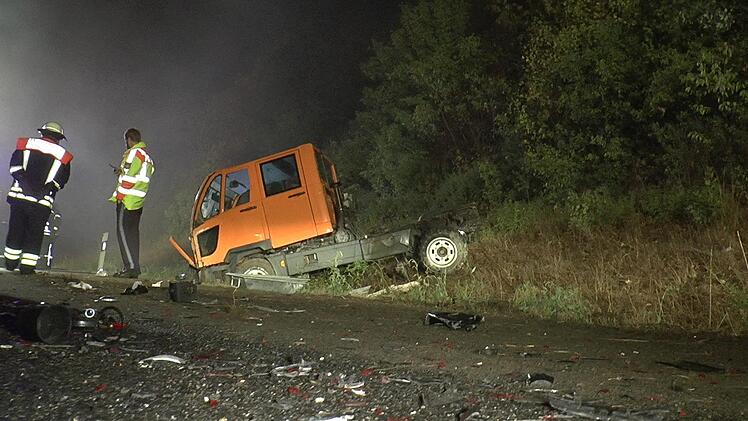 Die Tr&uuml;mmer auf der Fahrbahn zeugen von dem schweren Zusammensto&szlig;.