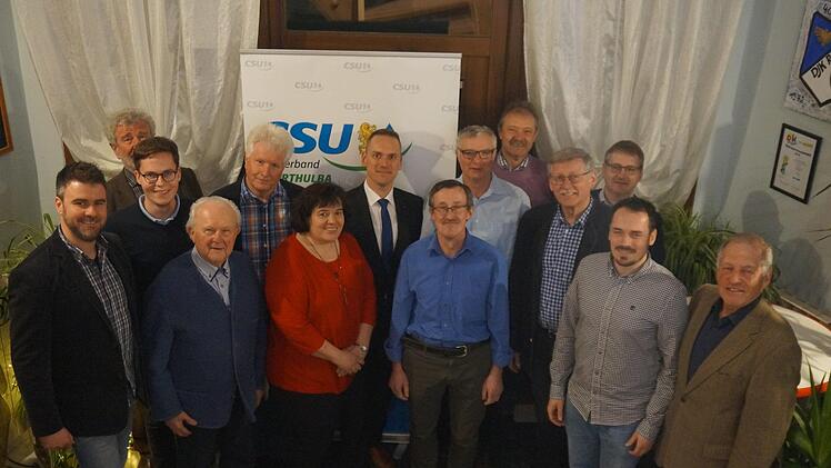 Der neue Vorstand(von links): Matthias Knoblauch, Gerhard Adam,  Monika Vorndran, Paul Bieber, Felix Leser, Manfred Manger; dahinter(von links)  Marcel Sch&auml;fer, Richard Bahn, Mario G&ouml;tz, Johannes Schm&uuml;ck, Albrecht  Eyrich-Halbig,, und (hinten links)Gerhard Karg, sowie (hinten  rechts) Georg  Schiesser und Armin Kirchner . Foto: Marcus Leitner