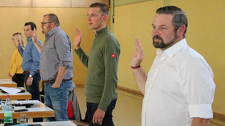 Acht neue Mitglieder vereidigte Bürgermeister Fridolin Zehner in der  konstituierenden Sitzung des Rannunger Gemeinderates. Foto: Dieter Britz