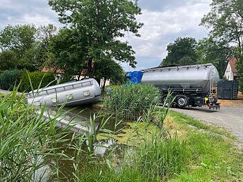 Wirsberg: Lastwagen-Anh&auml;nger kippt in Teich