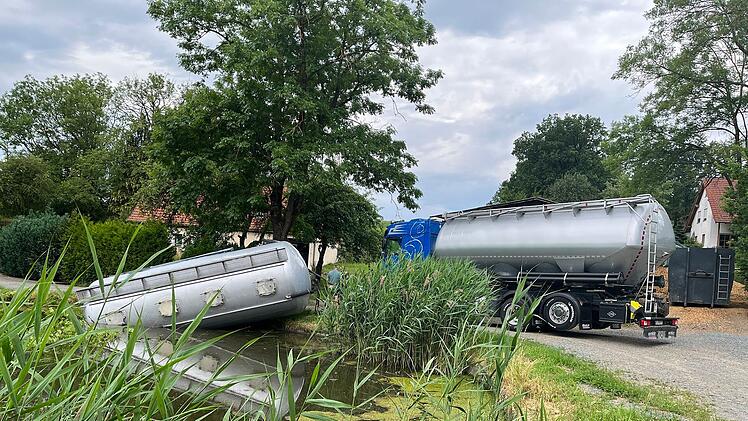 Lastwagen-Anh&auml;nger kippt in Teich