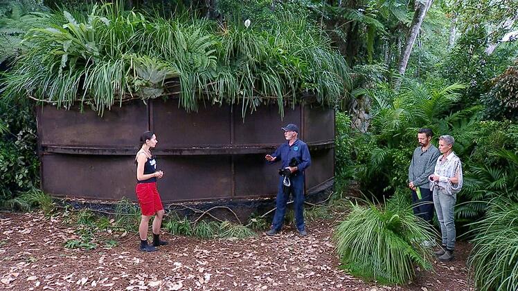 Samira musste in eine dunkle Tunnel-Anordnung kriechen. Und dort blieb sie nat&uuml;rlich nicht alleine.