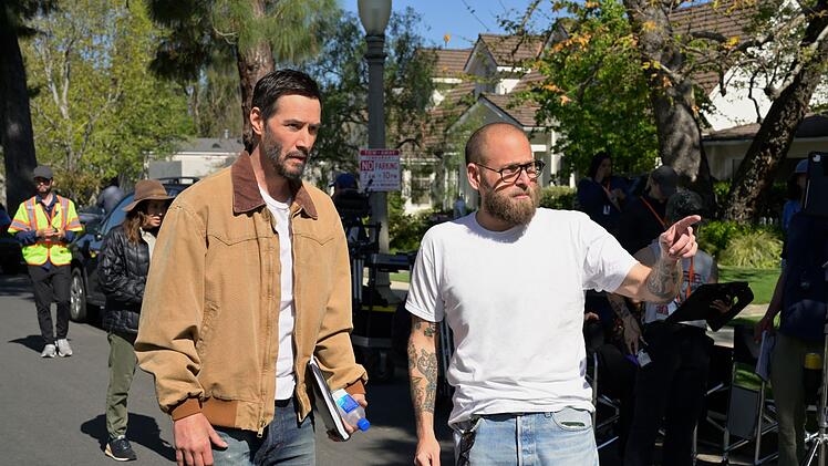 Keanu Reeves (links) und Jonah Hill laufen &uuml;ber das Set von "Outcome". Hill ist Regisseur des Films und hat am Drehbuch mitgeschrieben.