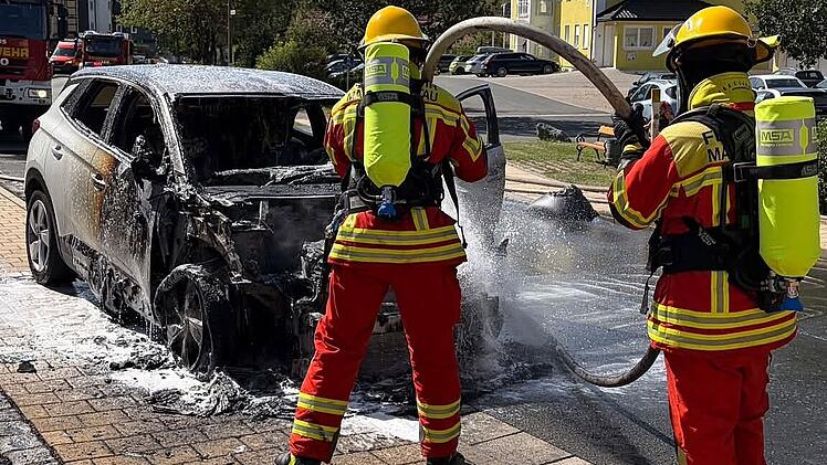 Tettau: Auto geht pl&ouml;tzlich in Flammen auf - Insassen retten sich