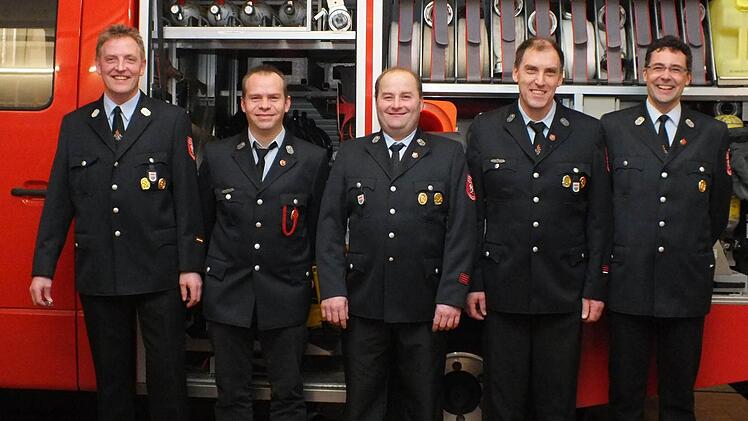 Seit 25 Jahren bei der Feuerwehr (von links): Alexander Geisel, Ralf Hartmann, Vorsitzender Thomas Nürnberger und Michael Manger