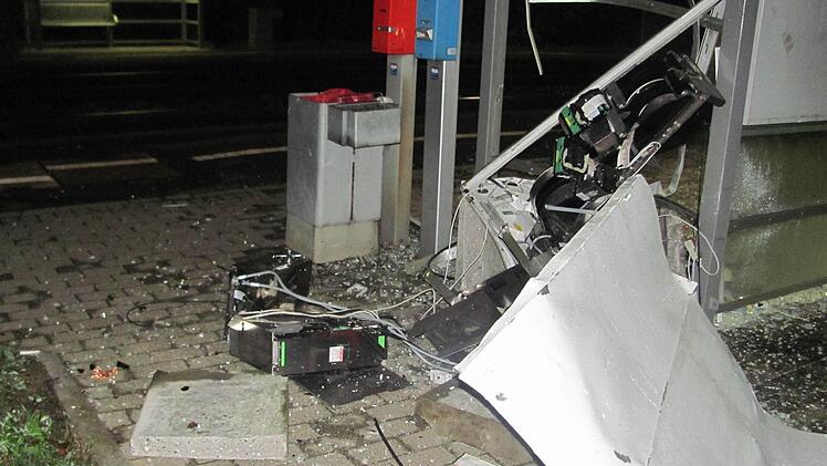 Das obere Bild zeigt die Beerdigung auf dem Zeitlofser Friedhof, unten der zerfetzte Fahrkartenautomat am Bahnhof Gaubüttelbrunn. Fotos: Ralf Ruppert/Polizei