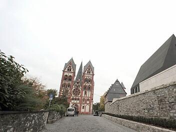 Die Kapelle des Bischofshauses auf dem Areal der alten Vikarie gegenüber dem Limburger Dom, aufgenommen am 08.10.2013 in Limburg an der Lahn (Hessen). Nach Bistumsangaben hat die Residenz auf dem Limburger Domberg 31 Millionen Euro gekostet - ein Vielfaches der ursprünglichen Planung. Foto: Fredrik von Erichsen/dpa