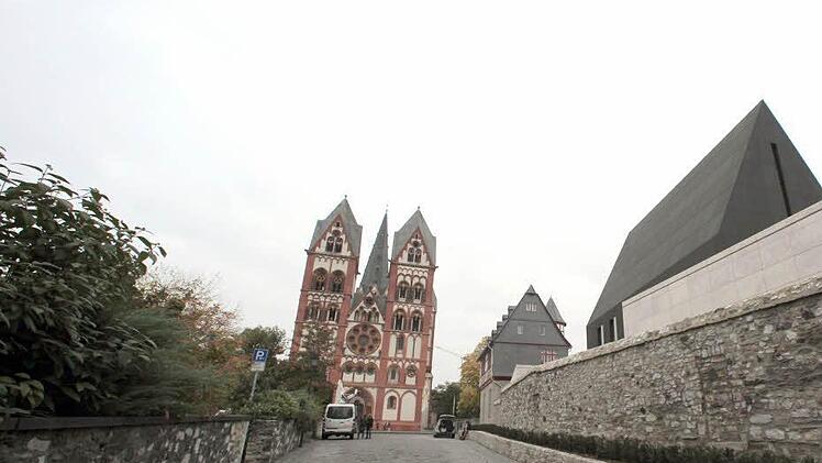 Die Kapelle des Bischofshauses auf dem Areal der alten Vikarie gegenüber dem Limburger Dom, aufgenommen am 08.10.2013 in Limburg an der Lahn (Hessen). Nach Bistumsangaben hat die Residenz auf dem Limburger Domberg 31 Millionen Euro gekostet - ein Vielfaches der ursprünglichen Planung. Foto: Fredrik von Erichsen/dpa