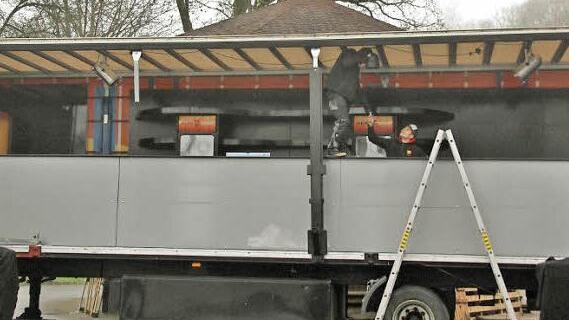 14 Meter lang und 2,55 breit: Die Lkw-Bar ist fast fertig. Wenn Sie aufgebaut ist kommt noch eine vier Meter breite und acht Meter lange Bühne mit Geländer vor die Bar: Platz für rund 90 feiernde Menschen.