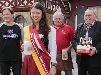 Laura Kreppelt als Bierkönigin. 2010 war sie bereits Weihnachtsengel (r.). Foto: Josef Hofbauer